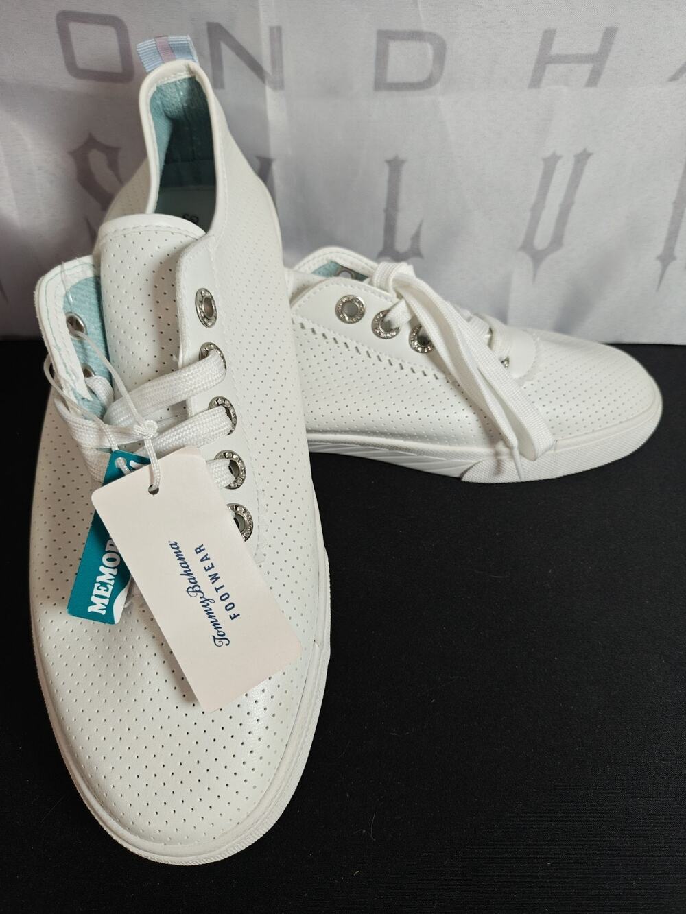 NWT Tommy Bahama Women's 10 Sneakers White Lace Up Shoes New *Blemishes*
